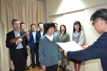 賞状を渡している様子