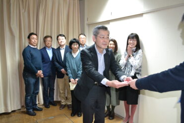 副賞のリレーコンサート参加無料券を渡している様子