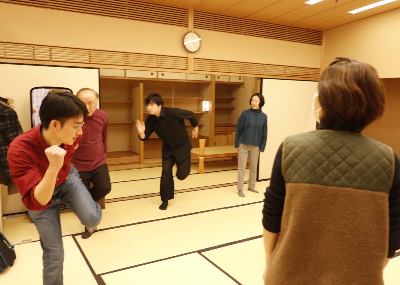 能舞台の構造を最大限に生かした立ち稽古　 ‟鉄の団結“で本番までラストスパート！の画像