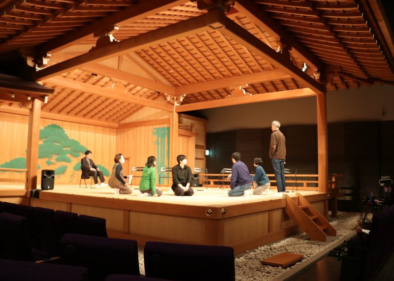 能舞台の構造を最大限に生かした立ち稽古　 ‟鉄の団結“で本番までラストスパート！の画像