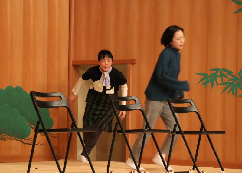 能舞台の構造を最大限に生かした立ち稽古　 ‟鉄の団結“で本番までラストスパート！の画像