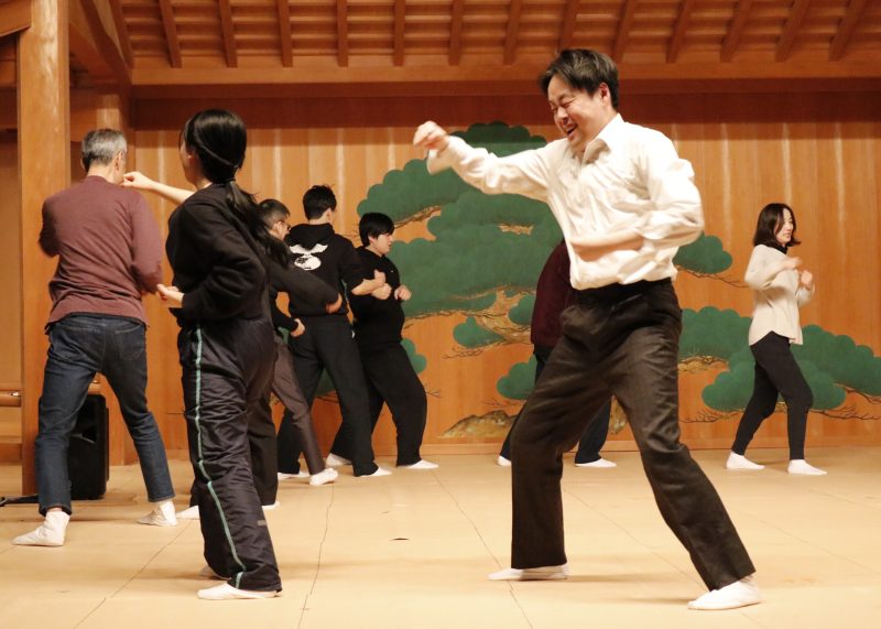 能舞台の構造を最大限に生かした立ち稽古　 ‟鉄の団結“で本番までラストスパート！の画像