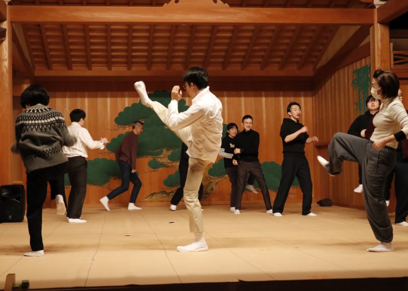 能舞台の構造を最大限に生かした立ち稽古　 ‟鉄の団結“で本番までラストスパート！の画像