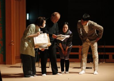能舞台の構造を最大限に生かした立ち稽古　 ‟鉄の団結“で本番までラストスパート！