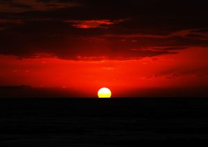 新大陸に血のように赤い夕日が沈む